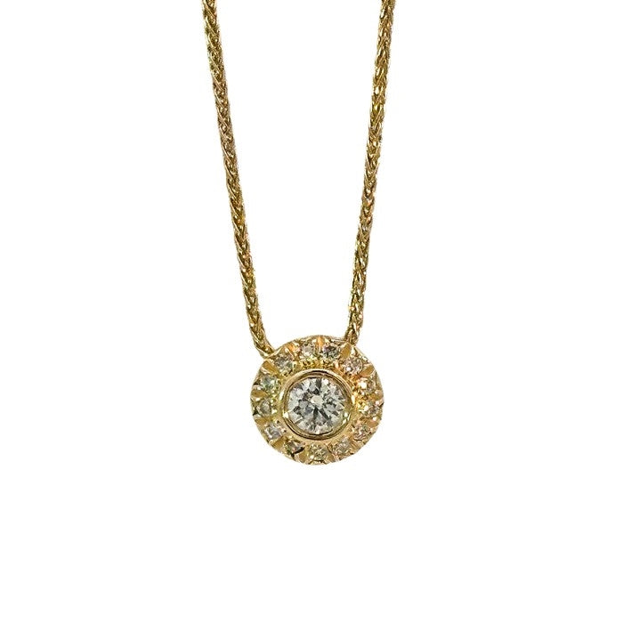 Aagaard halskæde med rosetvedhæng i 14 kt guld med 0,19 ct diamanter.
